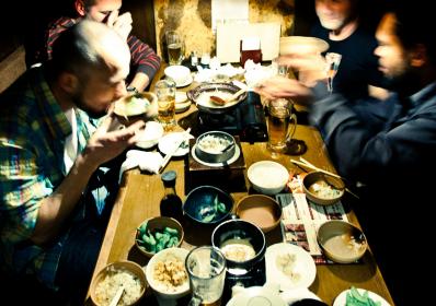 Tokyo, Japan: Bar i Tokyo släpper enbart in ensamma besökare