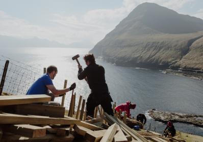 Färöarna: Färöarna stänger för turister – men välkomnar städhjälp