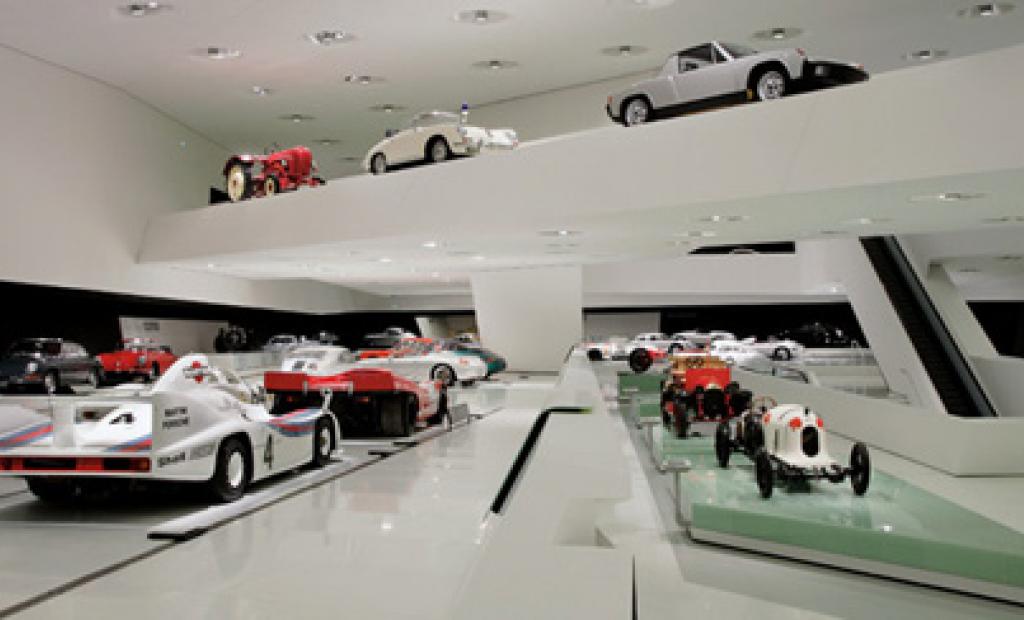 Stuttgart, Tyskland: Motorflärd på Porschemuseet i Stuttgart