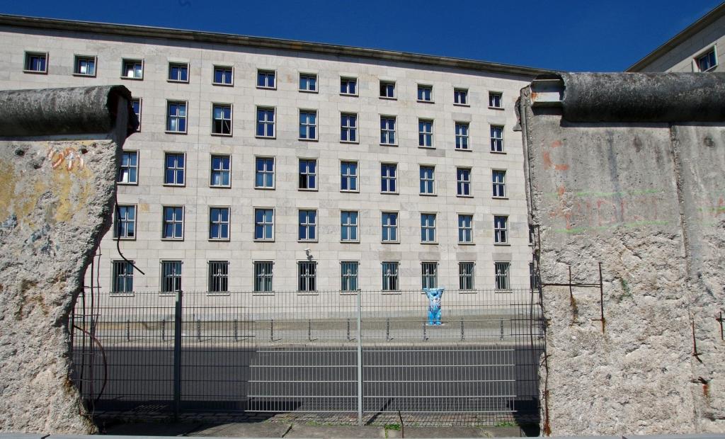 Berlin, Tyskland: Flykttunnel under muren öppnas för allmänheten